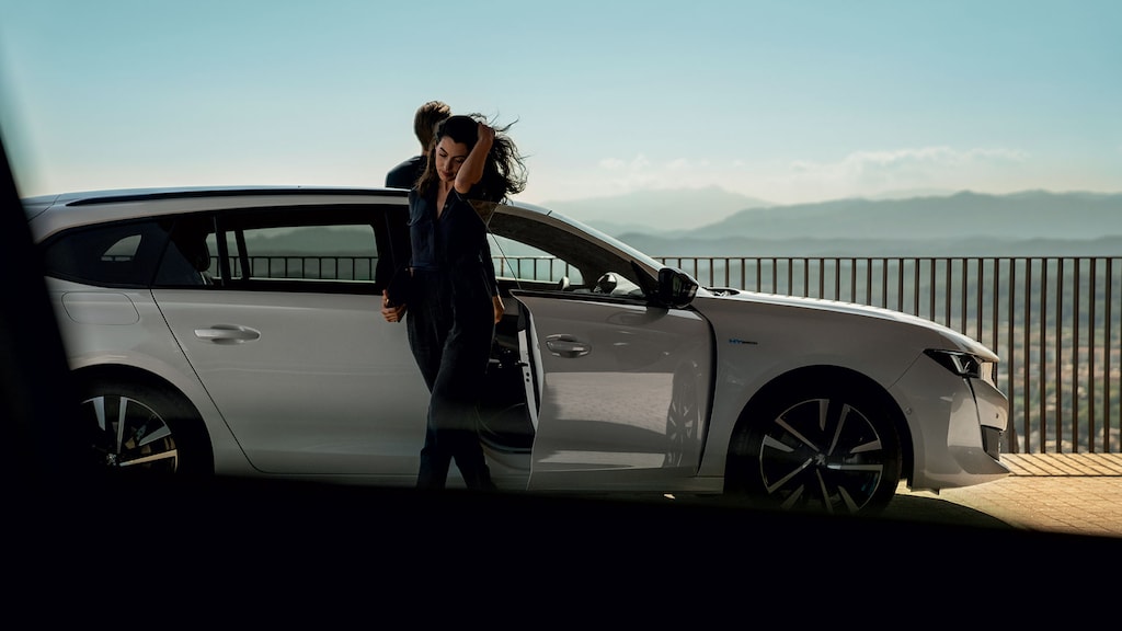 Пара та їхній PEUGEOT 508 SW HYBRID